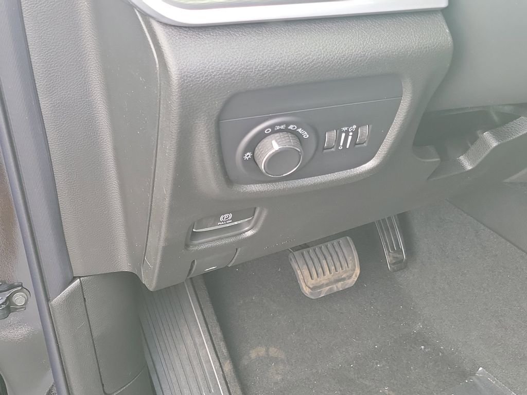 New 2026 Diamond Black Crystal Pearlcoat Jeep Laredo X image 19