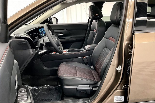 New 2026 Canyon Bronze Nissan SR image 10