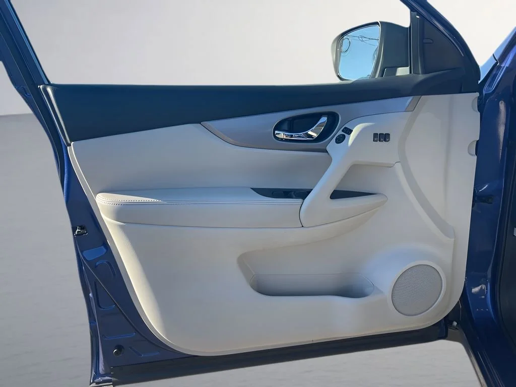 Used 2020 Blue Nissan SL image 30