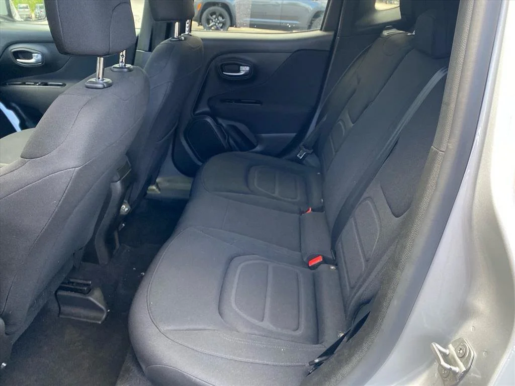 Used 2020 Glacier Metallic Clearcoat Jeep Latitude image 21
