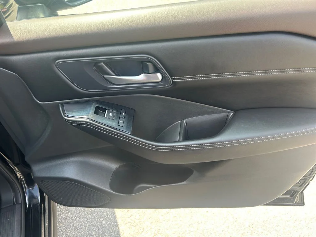 Used 2023 Super Black Nissan SL image 17