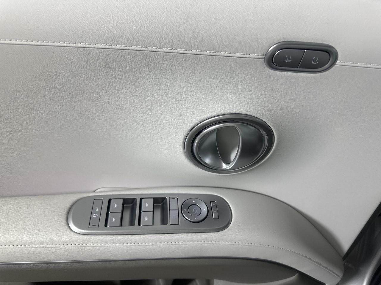 New 2027 Shimmering Silver Hyundai SEL Premium 7P image 11
