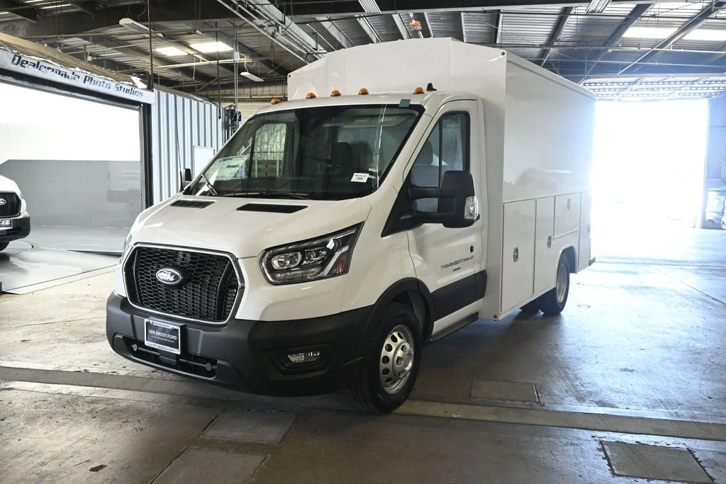 New 2025 Oxford White Ford Base image 4