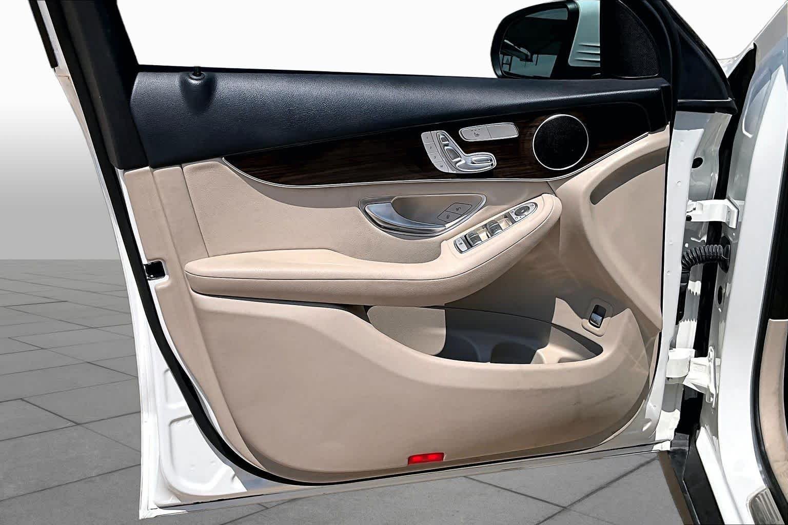 Used 2022 Polar White Mercedes-Benz GLC 300 image 20