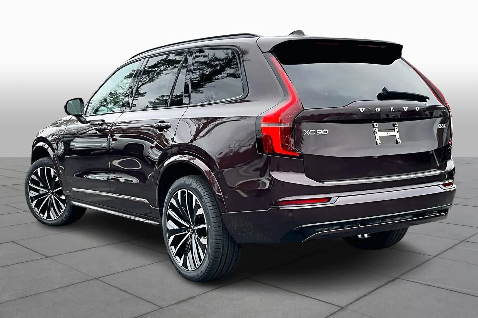 New 2026 MULBERRY RED Volvo Ultra Dark Theme image 3