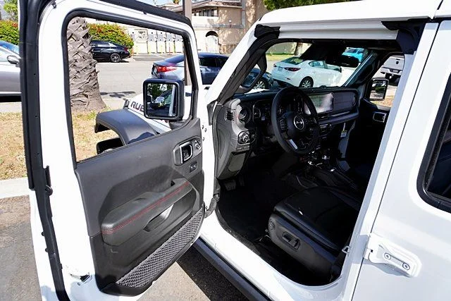 New 2026 Bright White Clear-Coat Exterior Paint Jeep Rubicon image 43