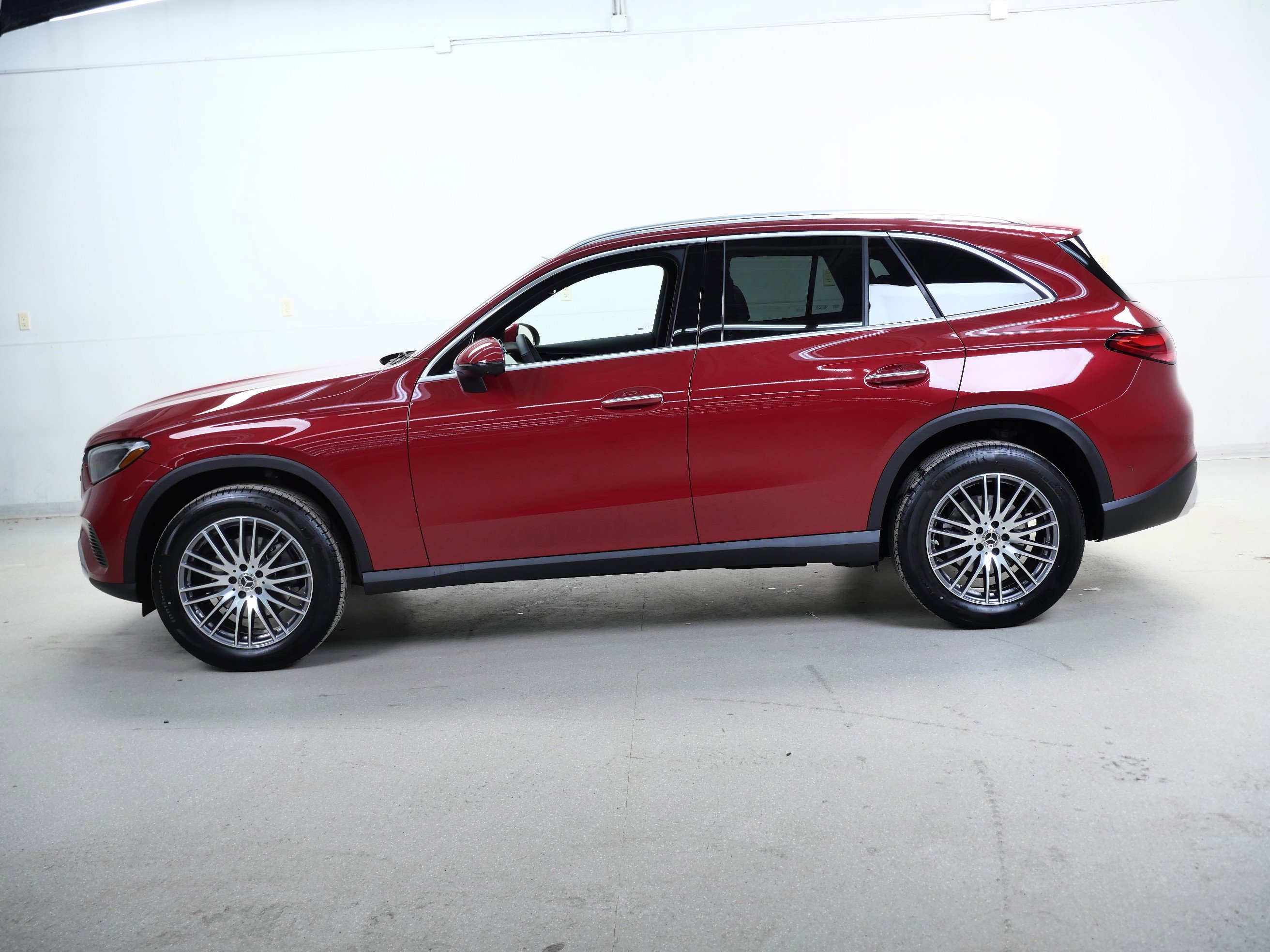 New 2026 MANUFAKTUR Patagonia Red Metallic Mercedes-Benz GLC 300 image 5