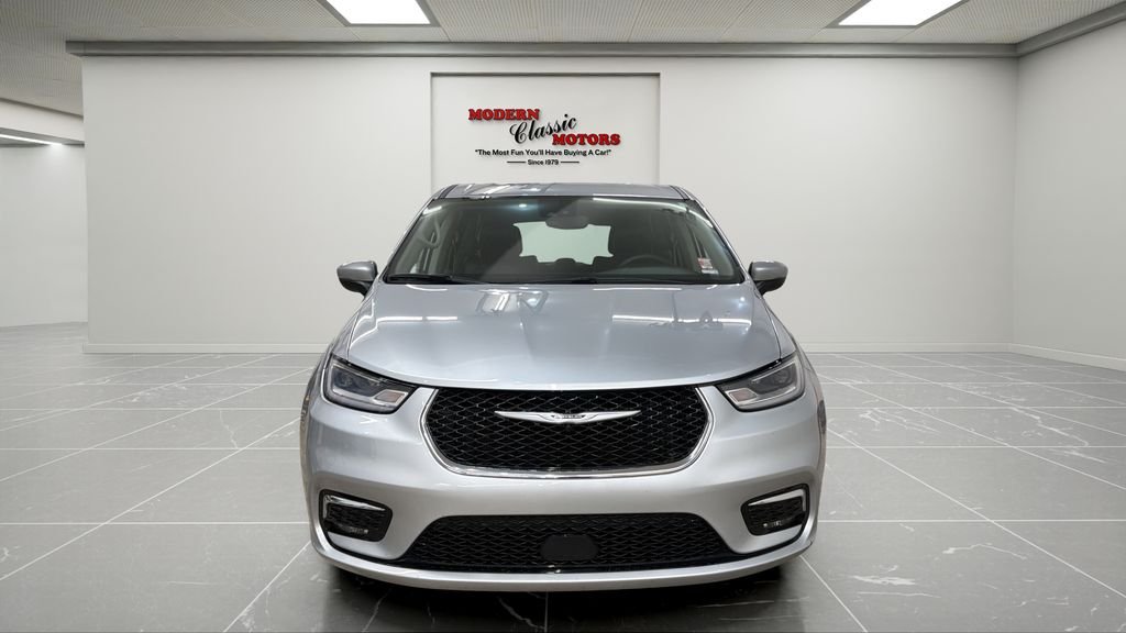Used 2023 Silver Chrysler Touring L image 8