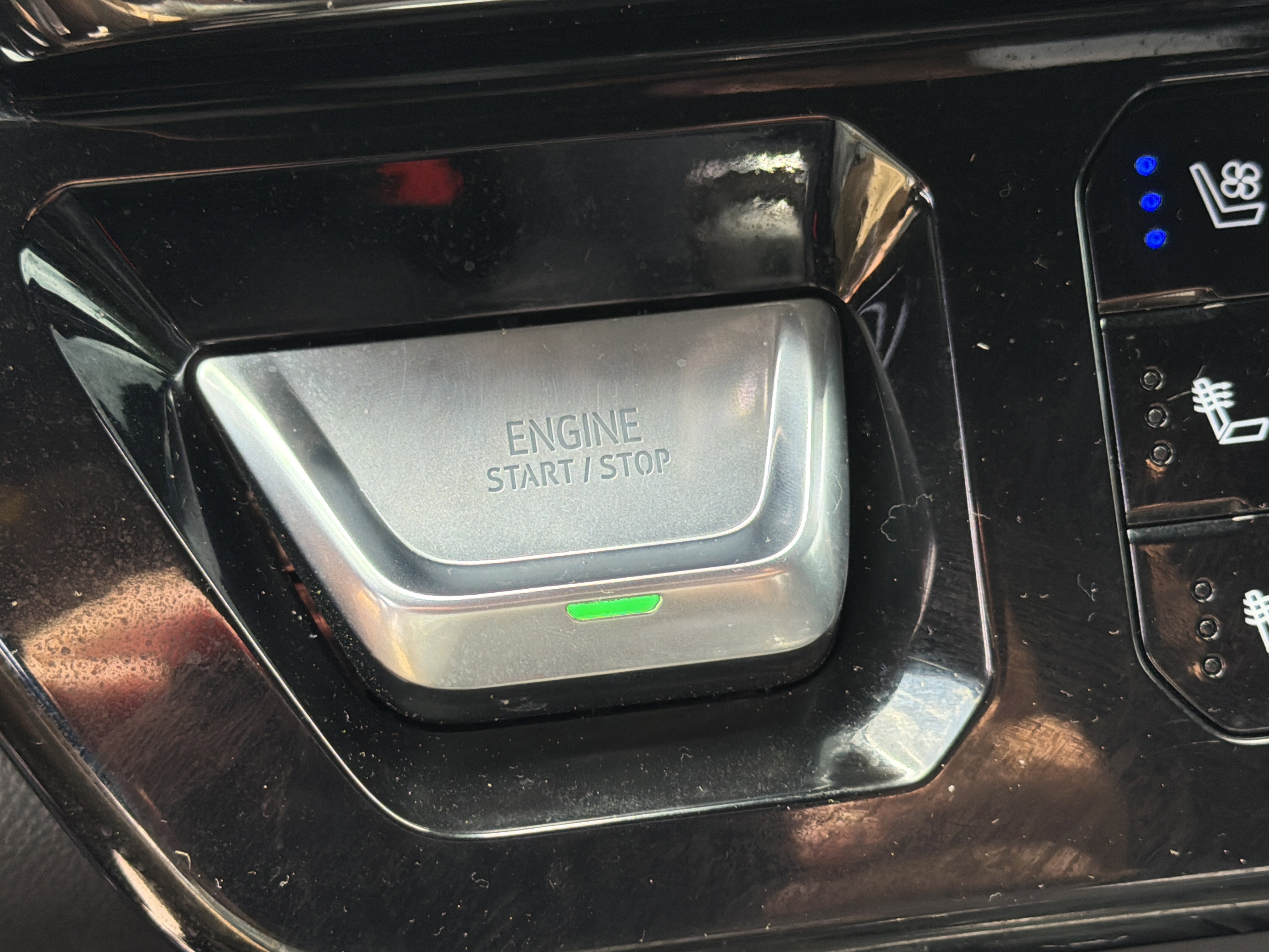 Used 2025 Summit White GMC AT4 image 32