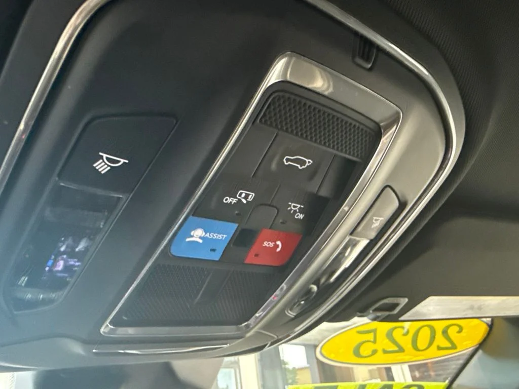 Used 2025 Silver Jeep Altitude image 18