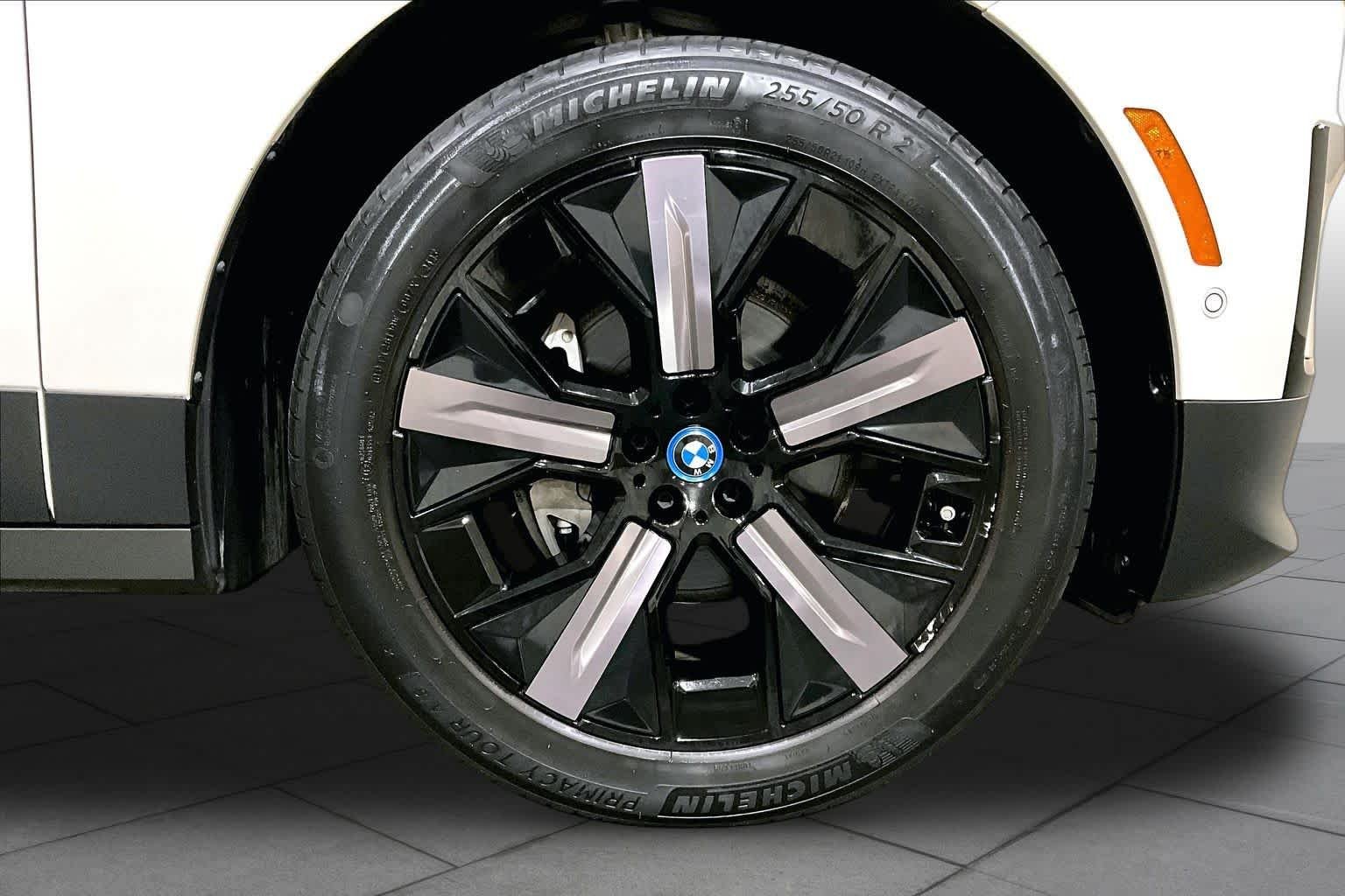Used 2024 Alpine White BMW xDrive50 image 10
