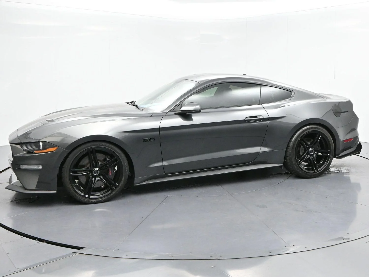 Used 2018 Magnetic Ford GT Premium image 4