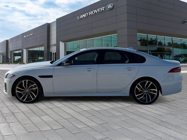Used 2024  Jaguar R-Dynamic SE image 2