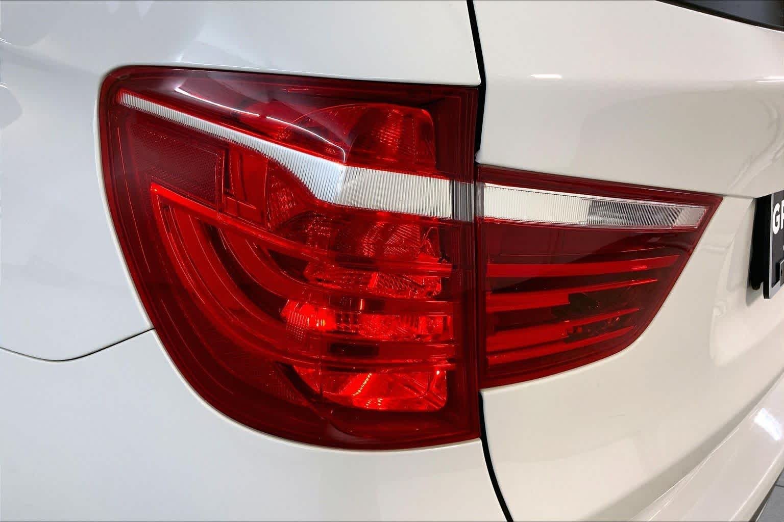 Used 2017 Alpine White BMW xDrive28i image 28