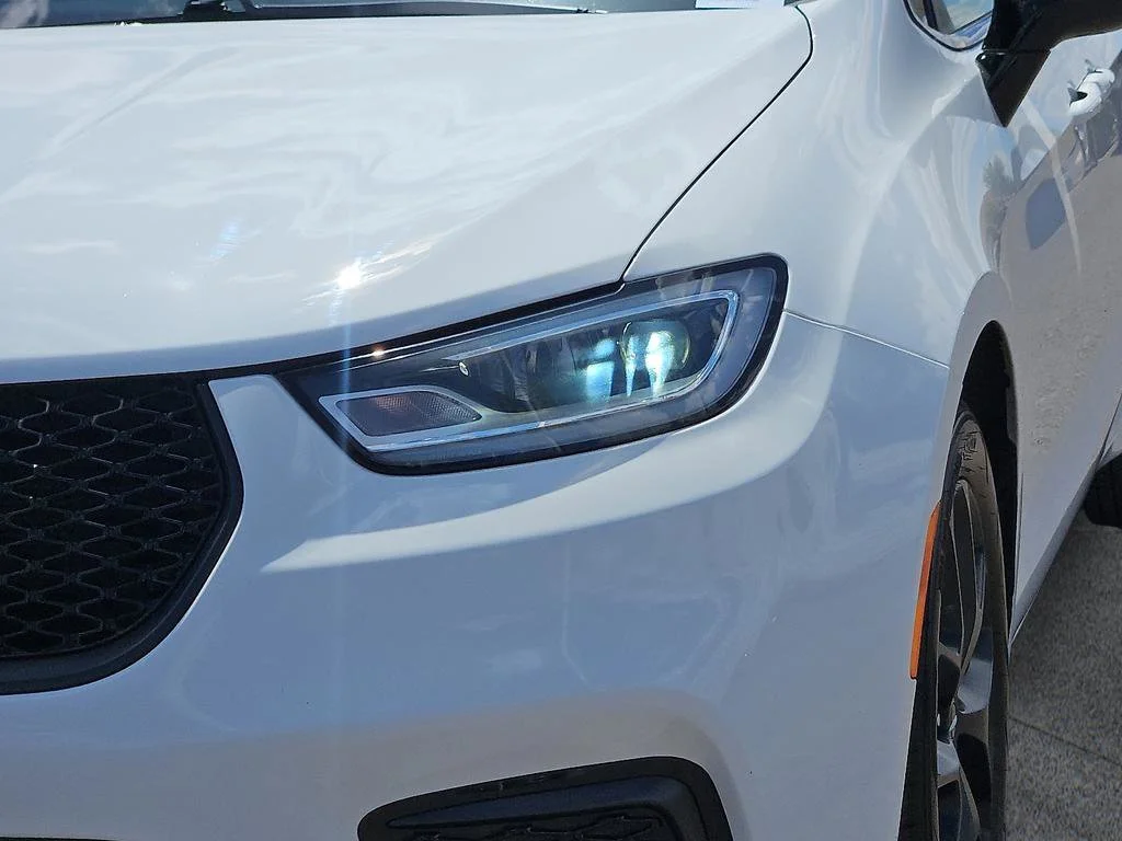 Used 2025 White Chrysler Limited image 19