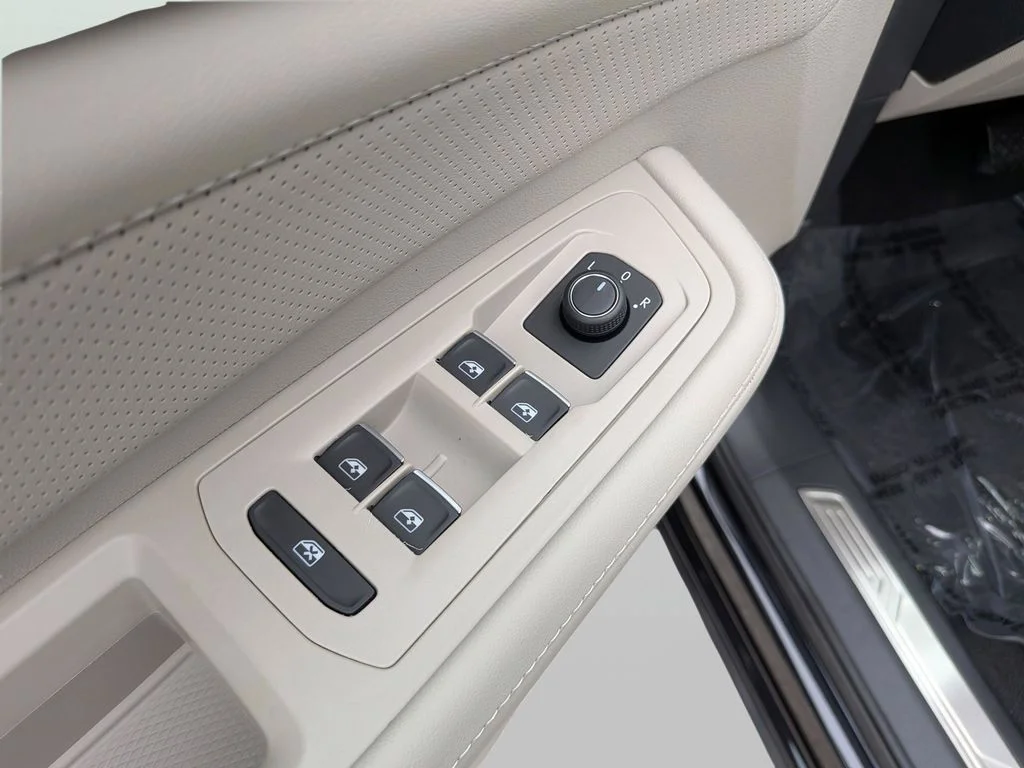 New 2026 Black Volkswagen 2.0T SE w/Technology image 14