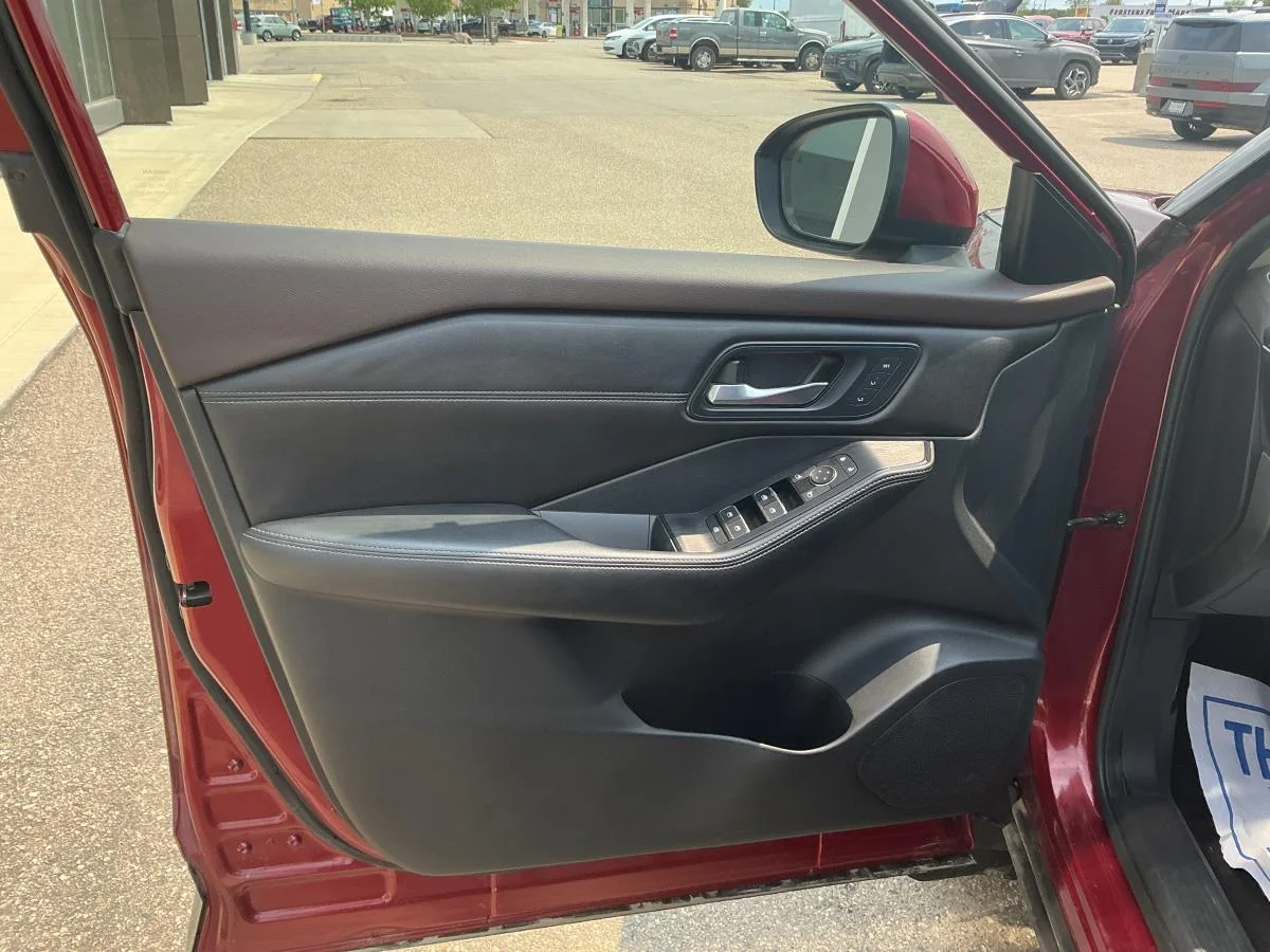 Used 2023  Nissan SL image 16
