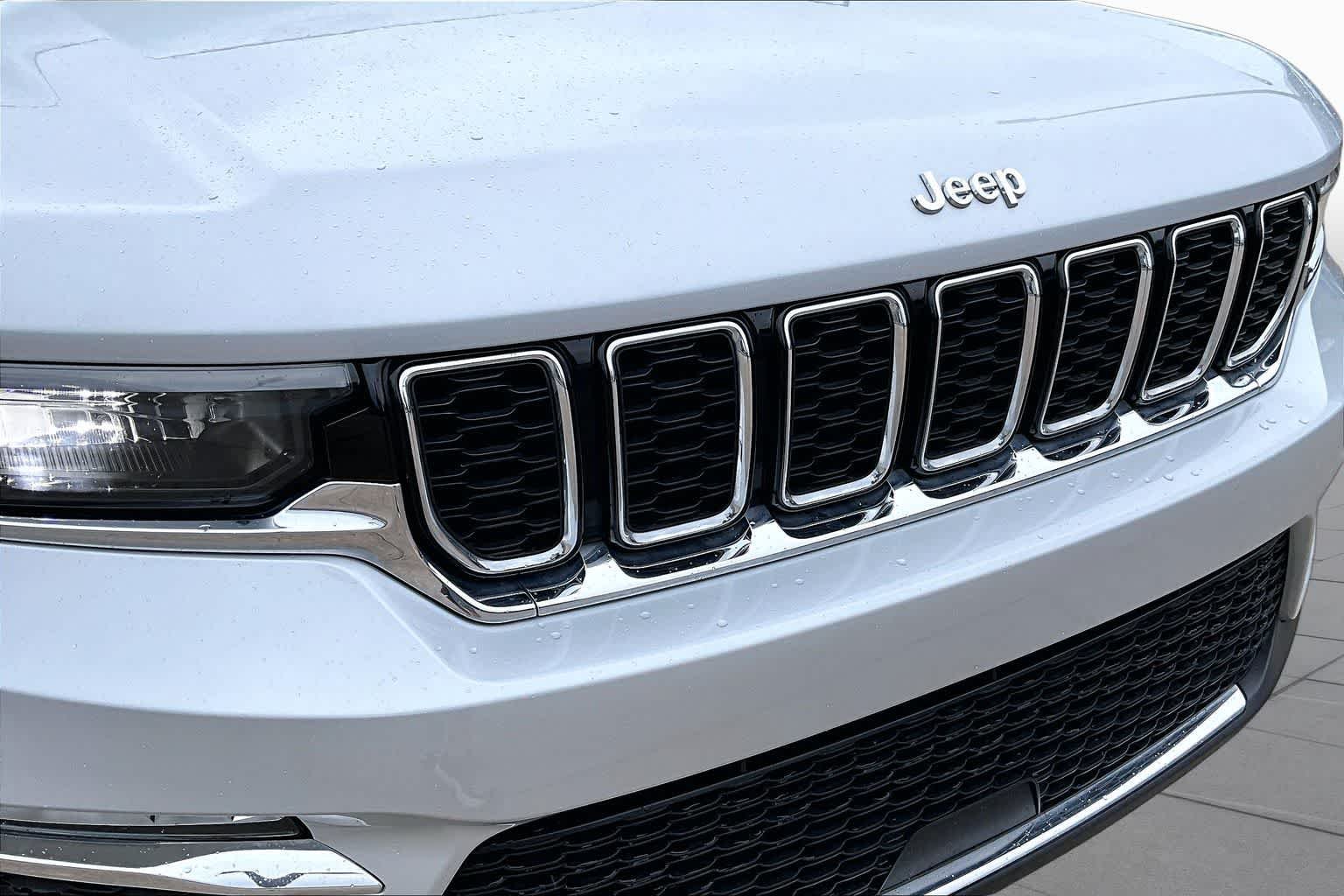 Used 2023 Silver Zynith Jeep Limited image 30