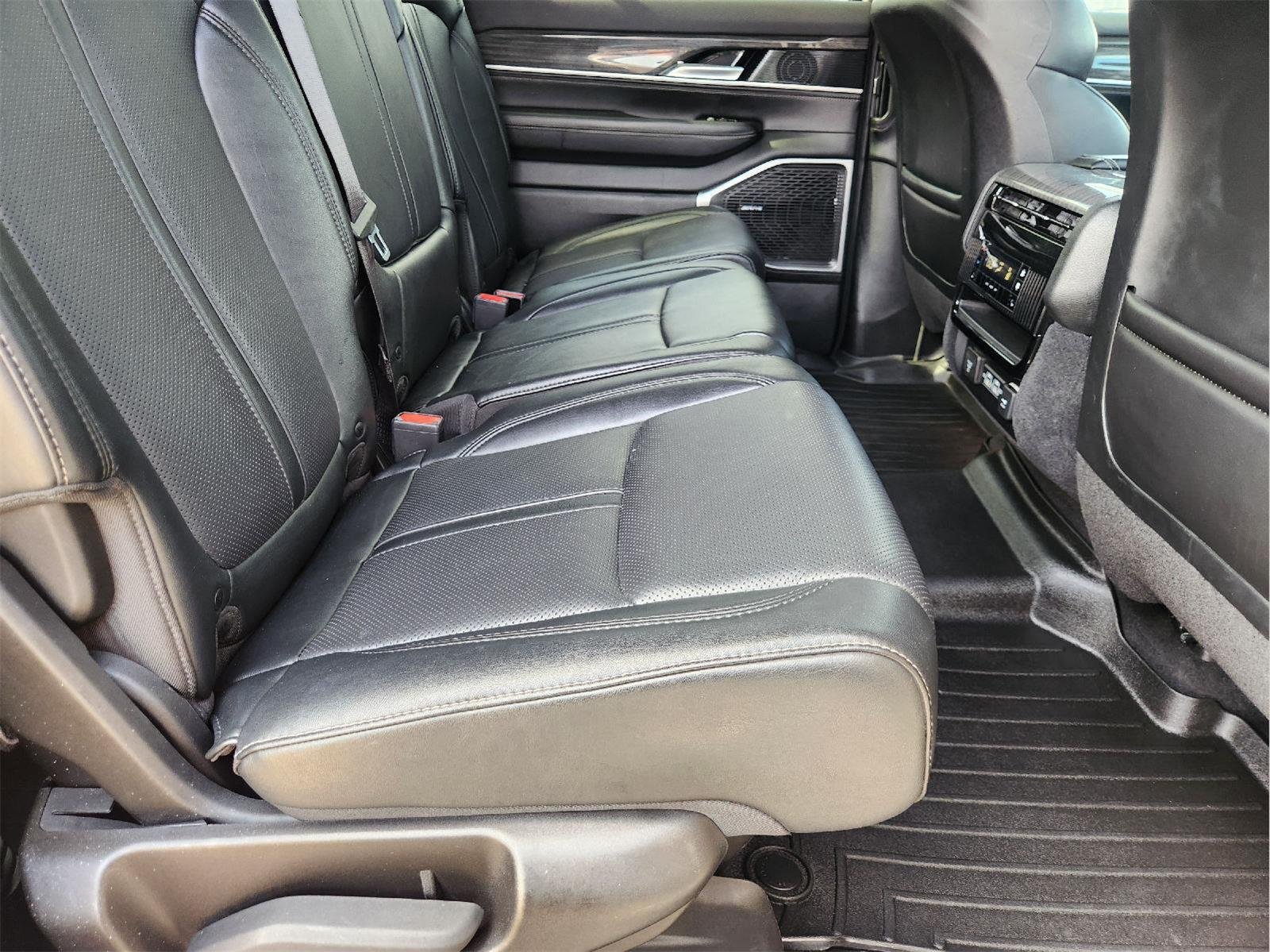 2022 Jeep Wagoneer photo 33 of 35