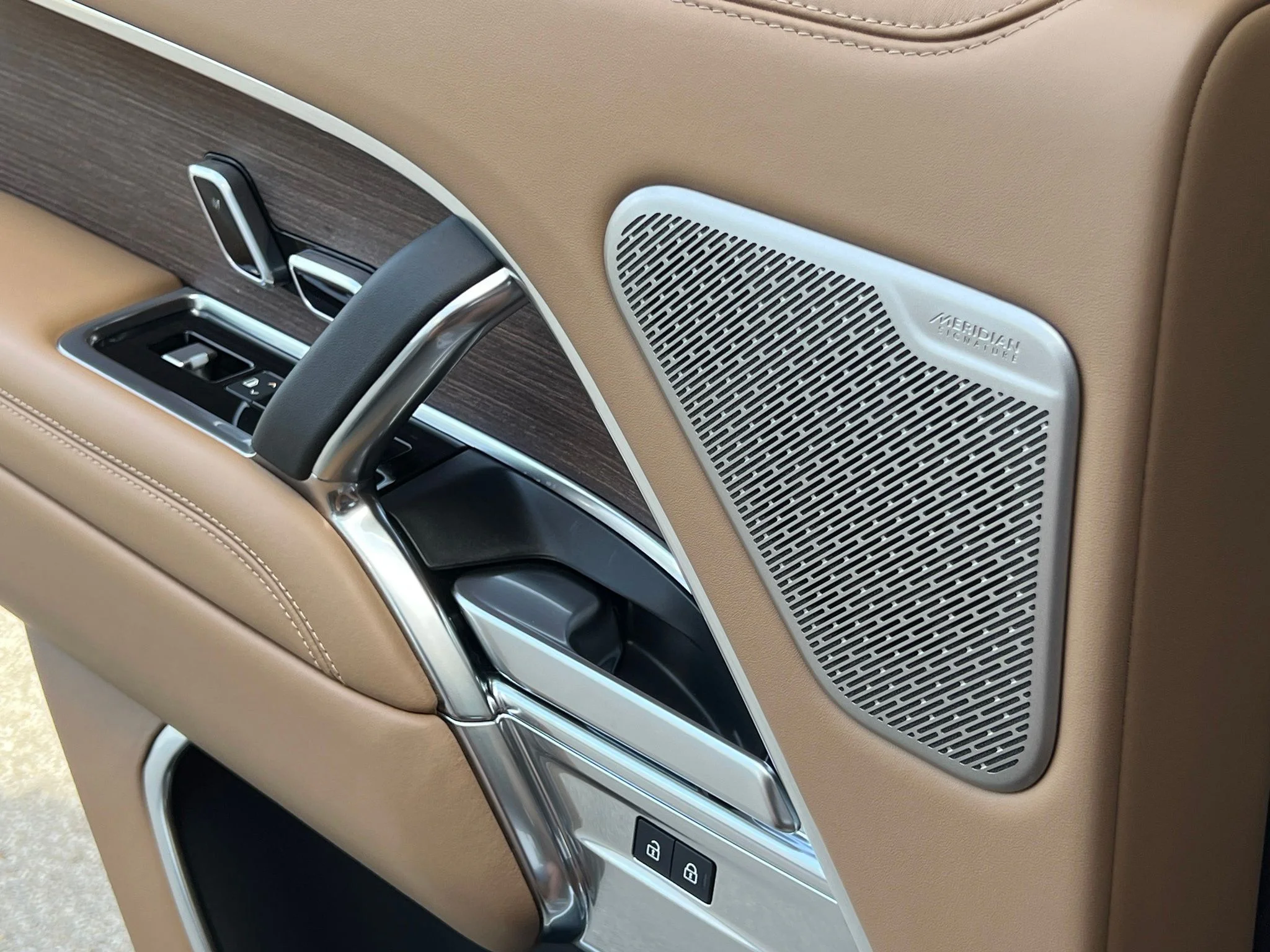 Used 2025  Land Rover Autobiography image 47