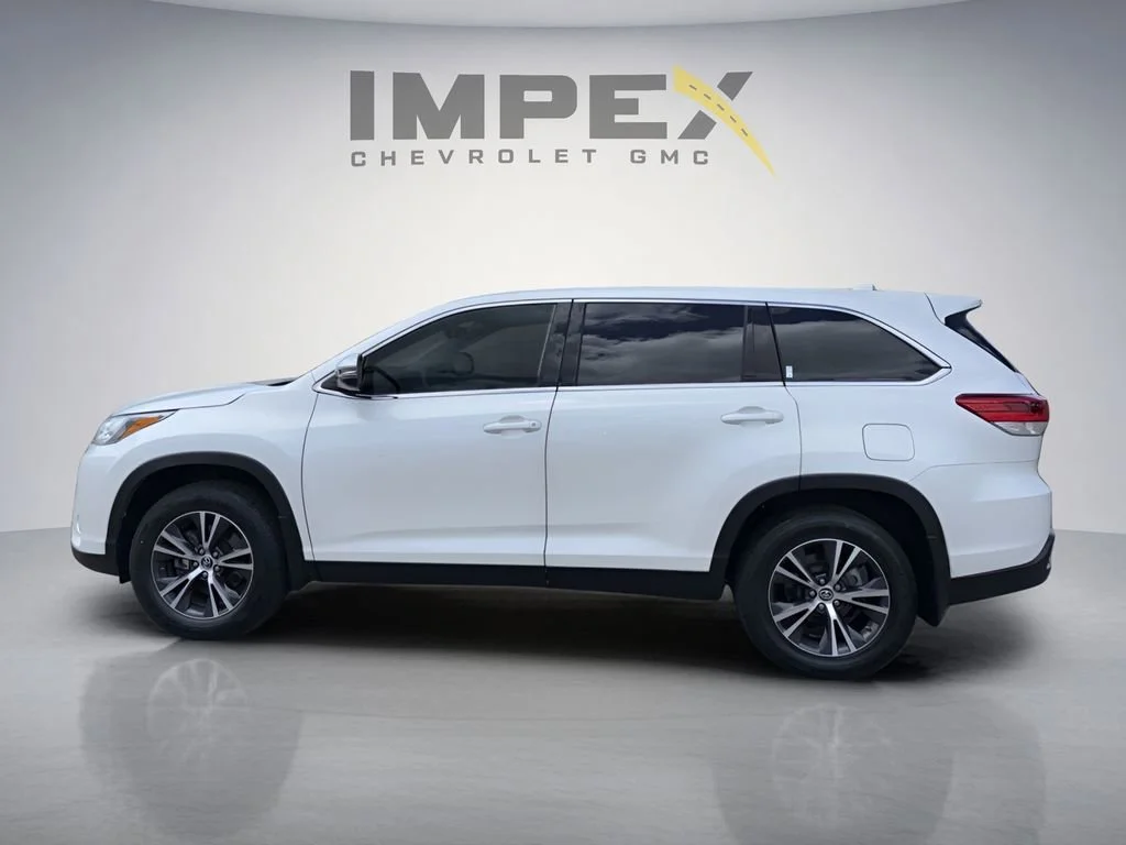 Used 2019  Toyota LE image 2