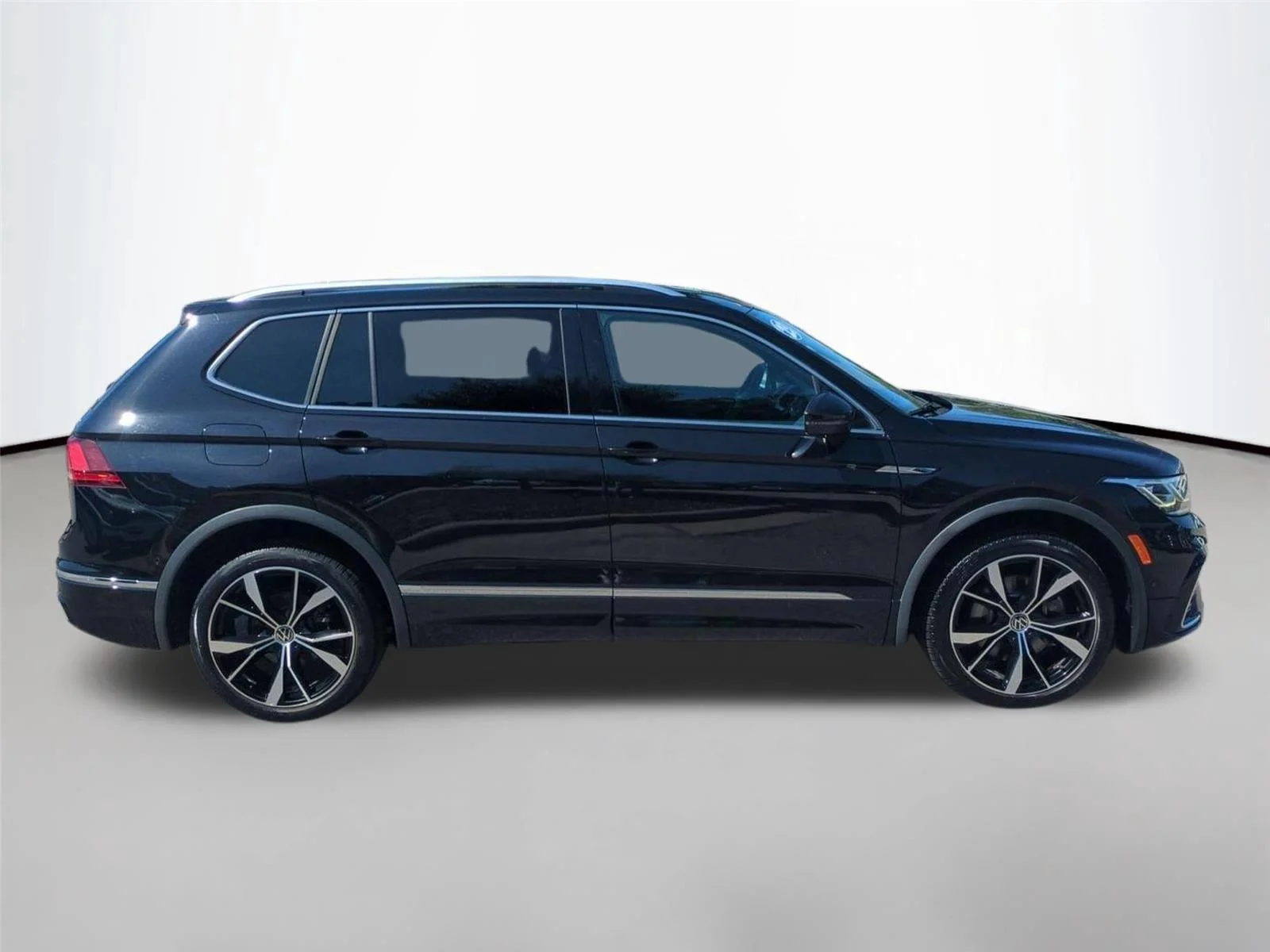 Used 2023  Volkswagen SEL R-Line image 6