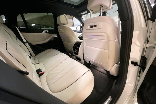 Used 2022 White BMW xDrive40i image 12