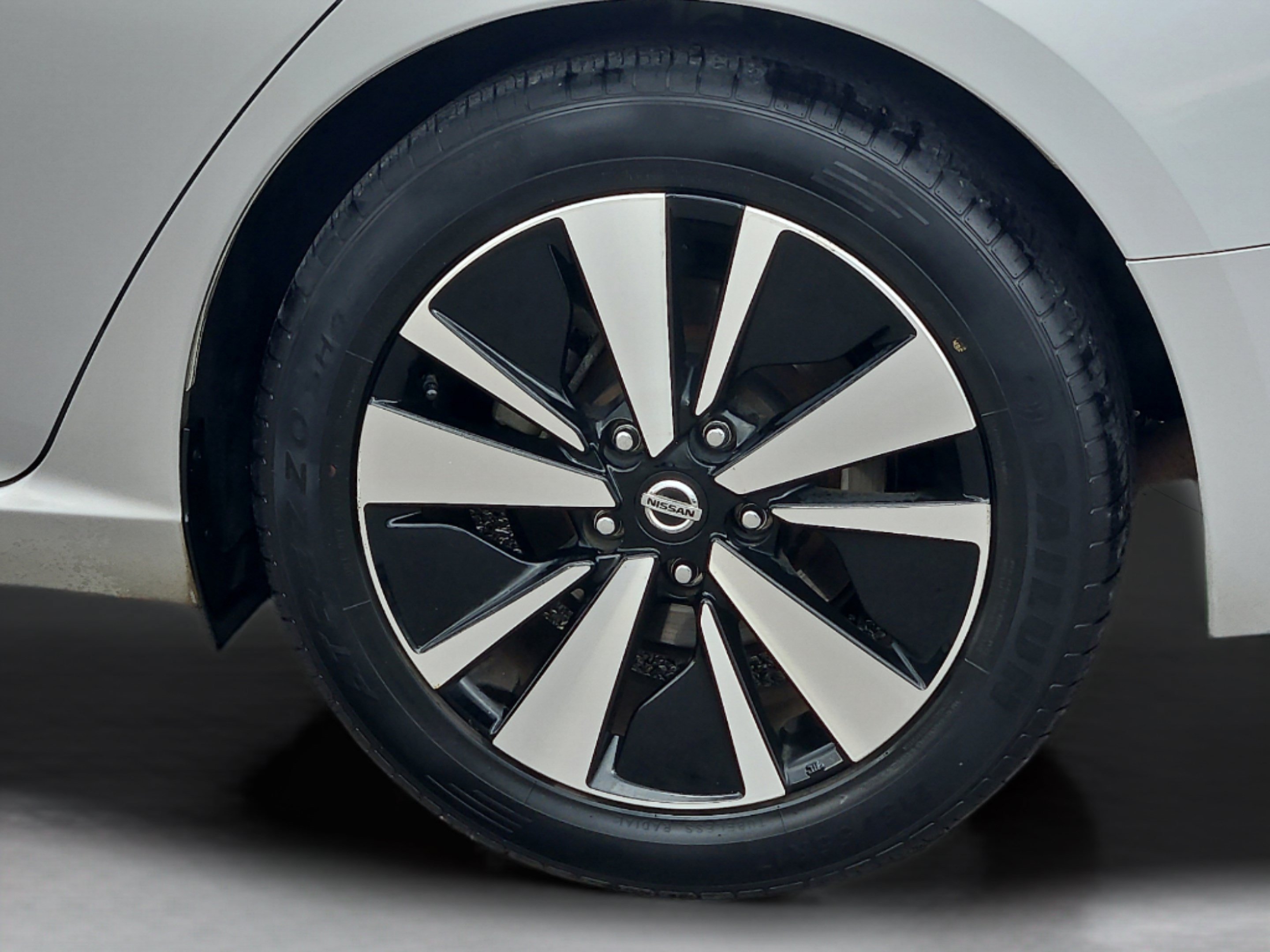 Used 2021 Brilliant Silver Metallic Nissan 2.5 SV image 27