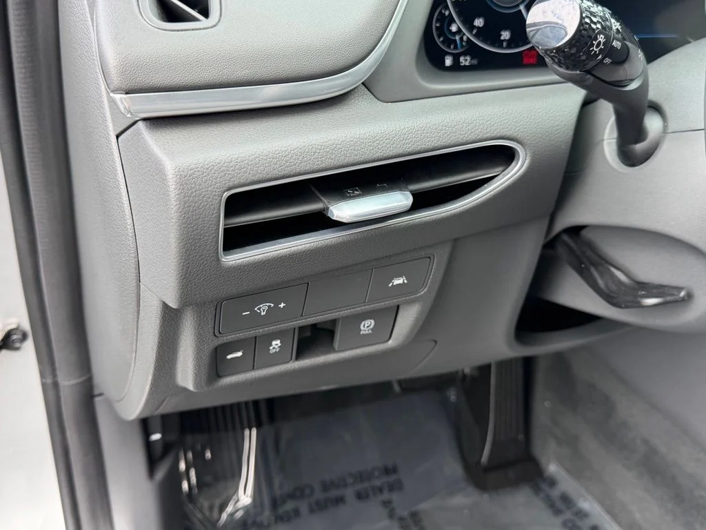 Used 2021 Shimmering Silver Pearl Hyundai SEL image 13