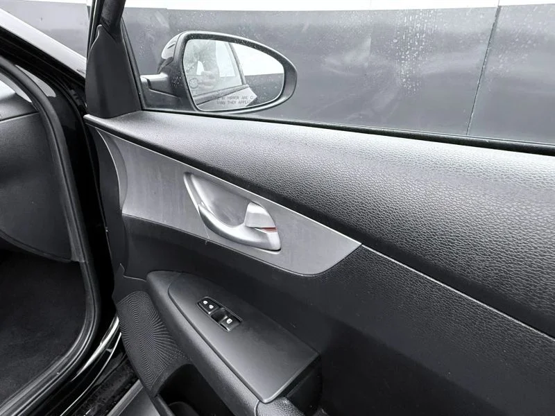 Used 2023  Kia LXS Sedan 4D image 22