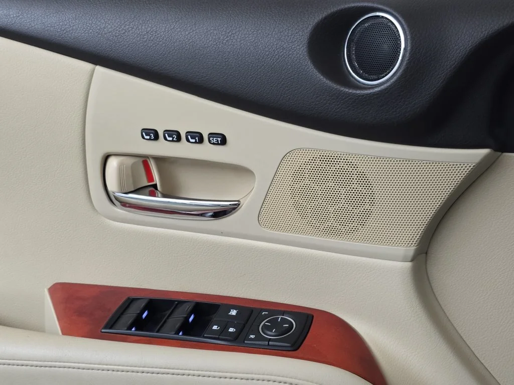 Used 2010 White Lexus 450h image 29