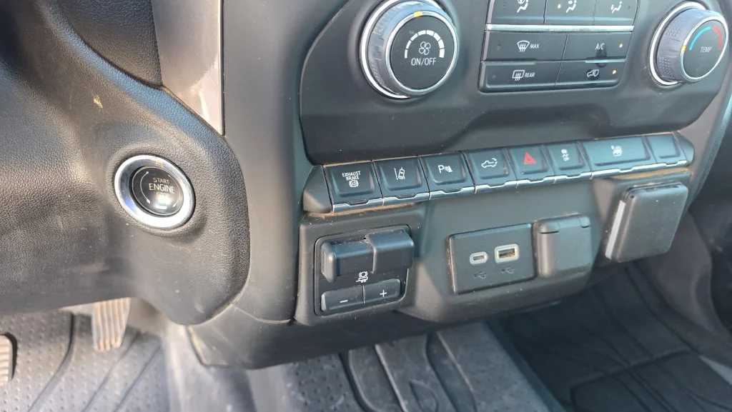 Used 2025 White Chevrolet Custom image 21