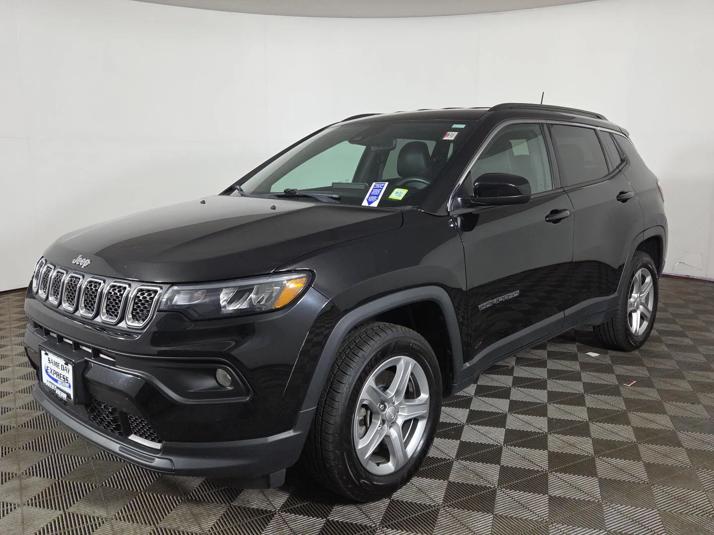 Used 2023 Diamond Black Crystal Pearlcoat Jeep Latitude image 2