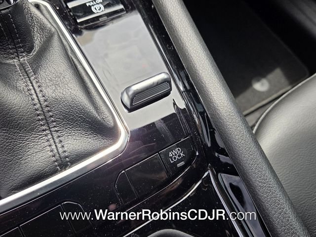New 2026 Diamond Black Crystal Pearl-Coat Exterior Paint Jeep Latitude image 21