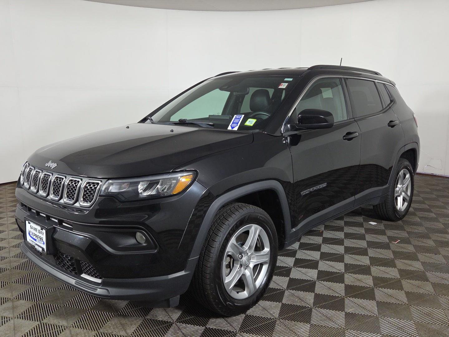 Used 2023 Diamond Black Crystal Pearlcoat Jeep Latitude image 2