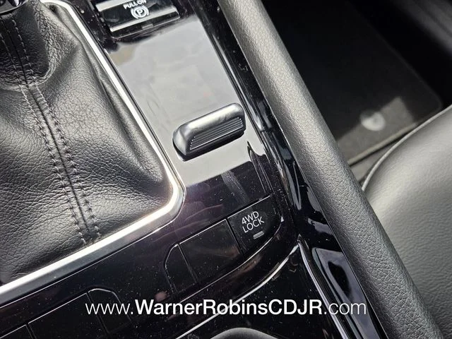 New 2026 Diamond Black Crystal Pearlcoat Jeep Latitude image 21