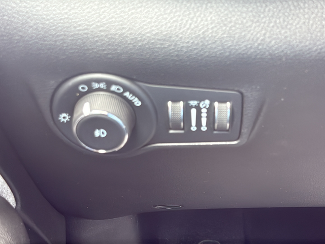 Used 2022 Black Jeep Latitude image 28