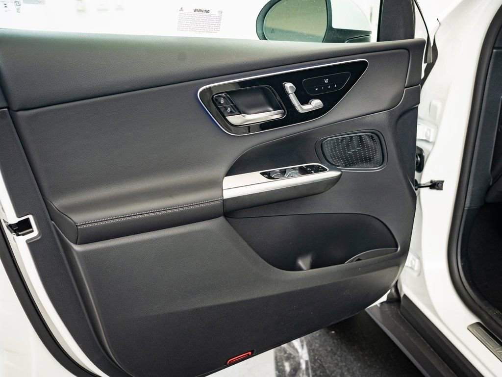Used 2025 Polar White Mercedes-Benz GLC 300 image 25