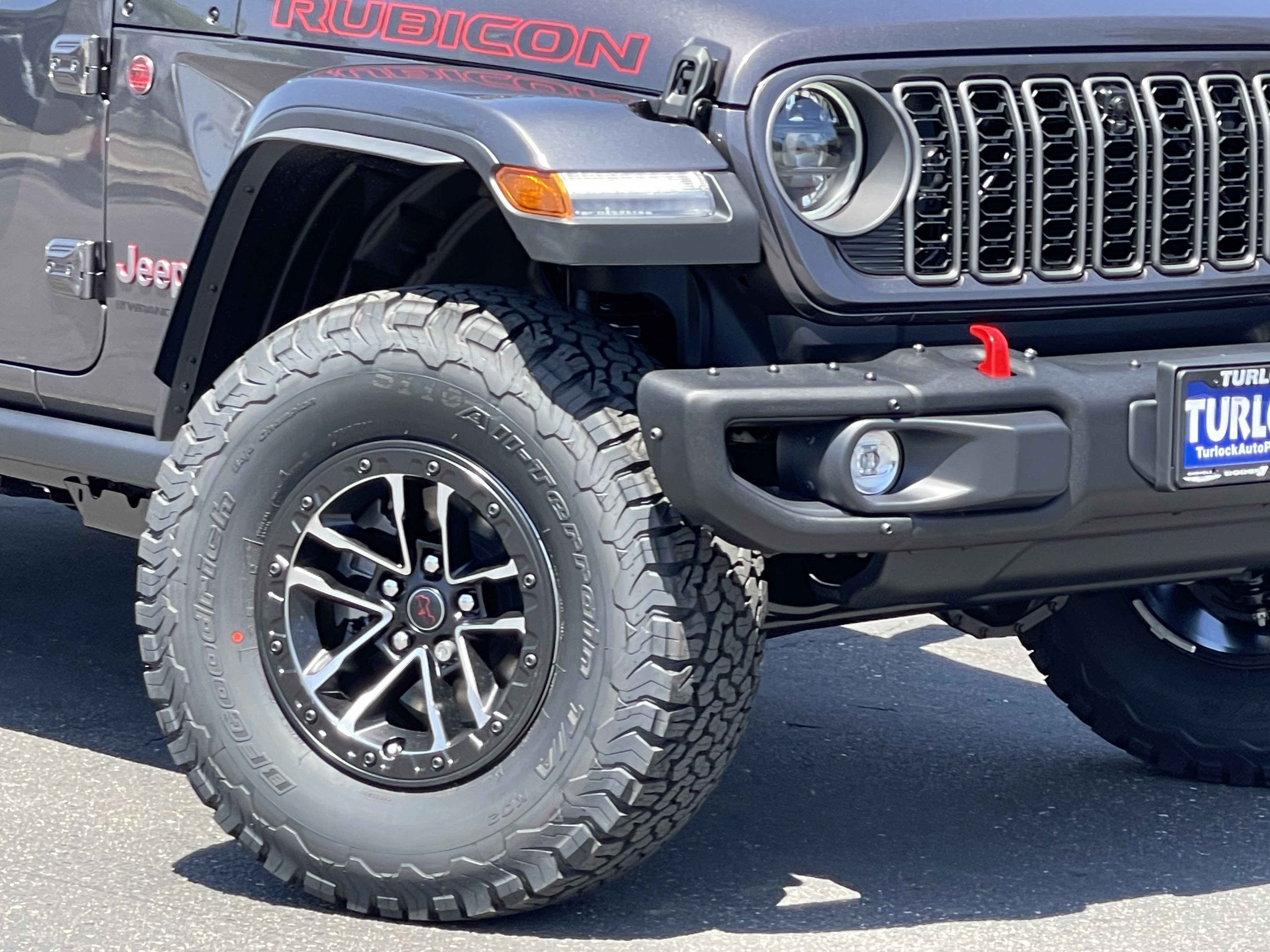 New 2026 Granite Crystal Metallic Clear-Coat Exterior Paint Jeep Rubicon X image 3