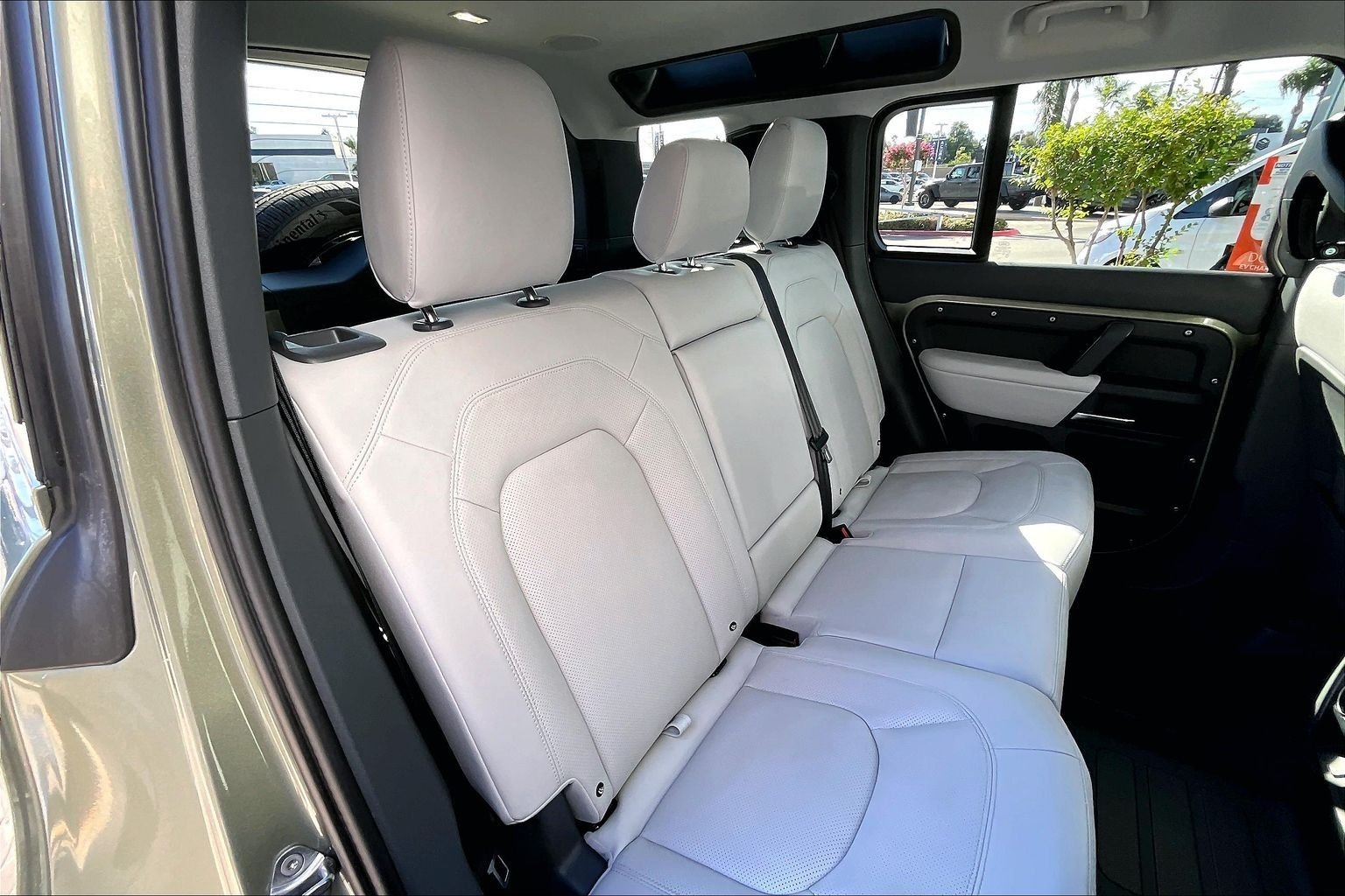 Used 2025 Green Land Rover X-Dynamic SE image 27