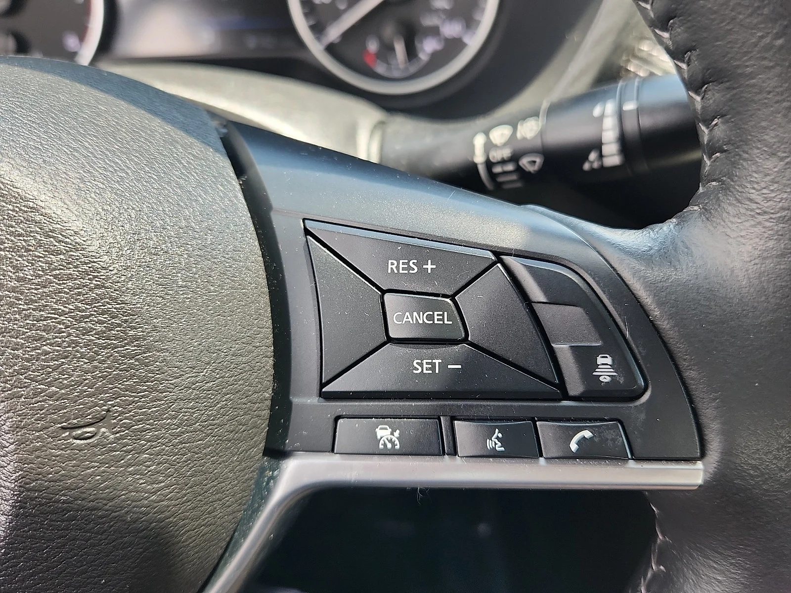 Used 2023 Rosewood Metallic Nissan SV image 22