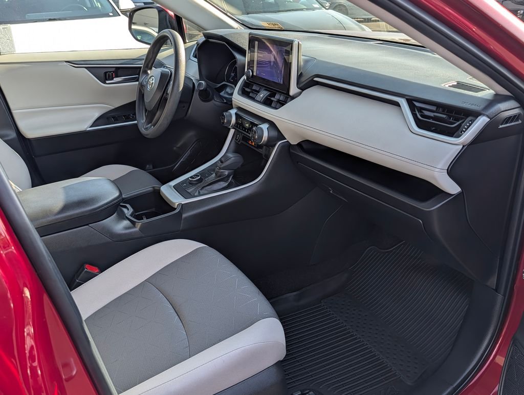 2024 Toyota RAV4 XLE - Photo 9