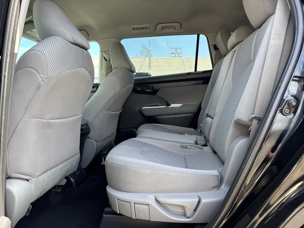 2023 Toyota Highlander L - Photo 13