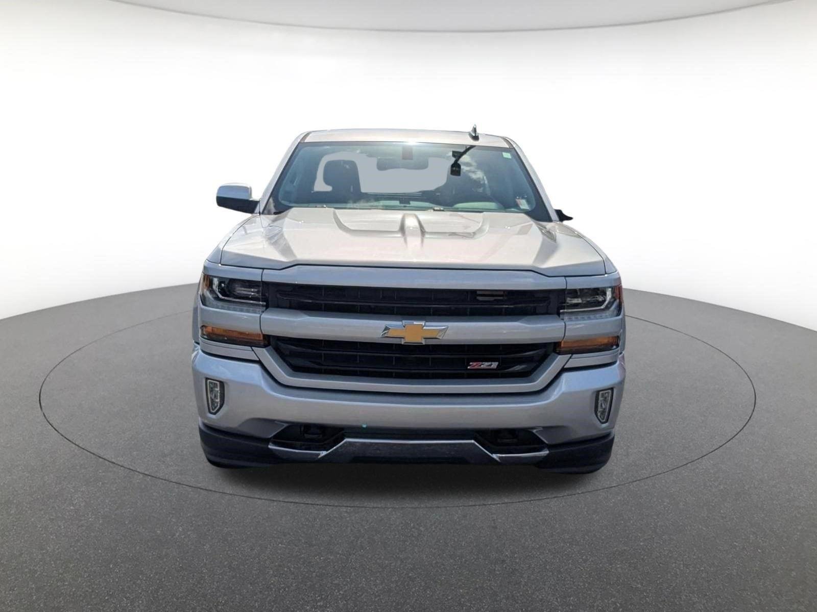 Used 2018 Silver Ice Metallic Chevrolet LT image 9