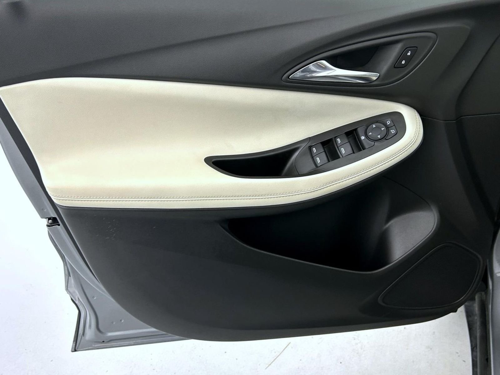 Used 2023 Gray Buick Preferred image 9