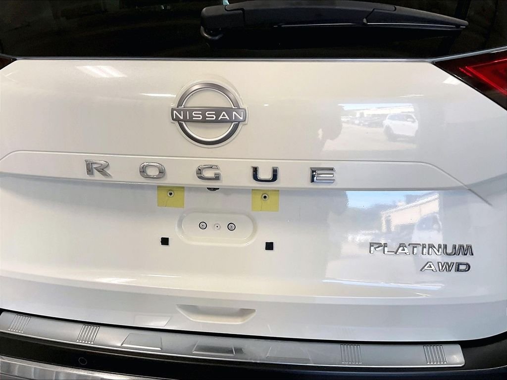 Used 2023 White Nissan Platinum image 29
