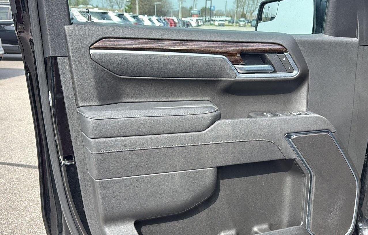 Used 2025 Onyx Black GMC Elevation image 17