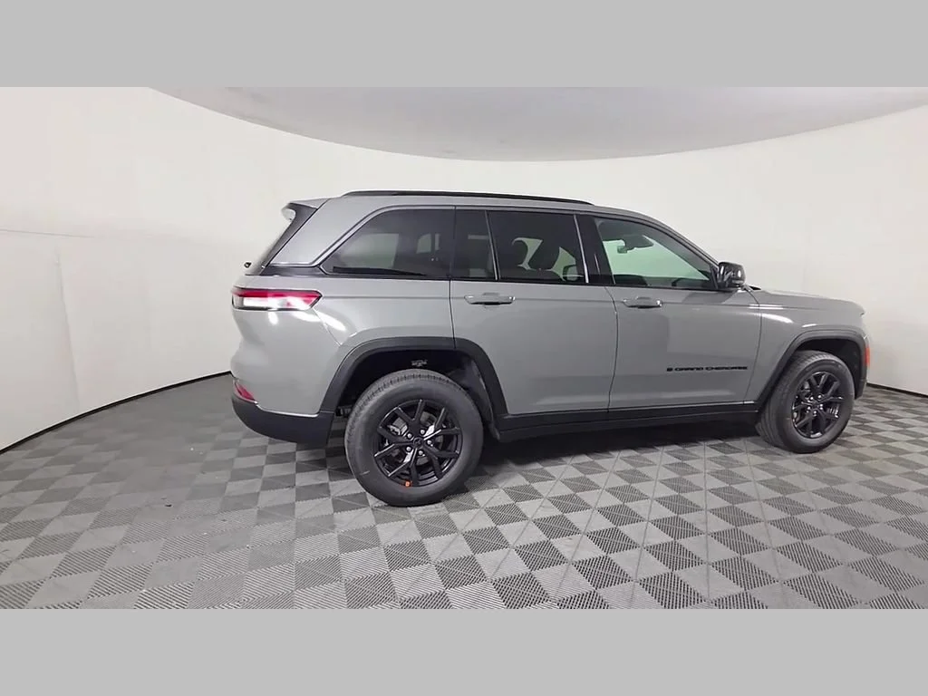 New 2027 Sting-Gray Clearcoat Jeep Laredo Altitude image 23