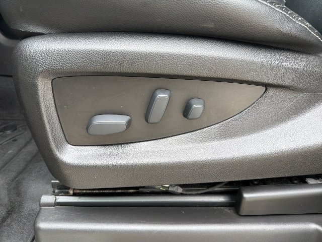 Used 2019 IRIDESCENT PEARL TRICOAT Chevrolet LT image 14