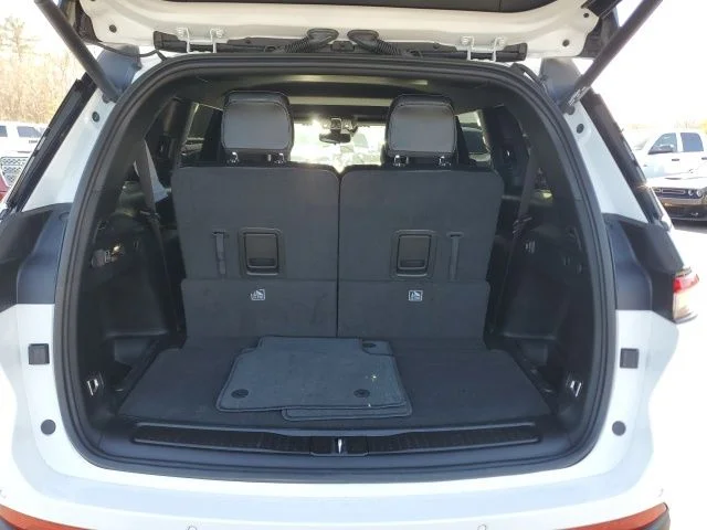 Used 2023 White Jeep Altitude image 10